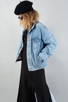 Vintage denim jacket Product features: 🔹Features: - super comfortable & soft - perfect to throw on all year round - Zip closure fastening 🔹 Color: True 90s, black 🔹 Brand: VINTAGE - Levi's 🔹Season: Spring summer Autumn winter 🔹Handpicked: Checked & disinfected goods 🔹 Material: 100% Cotton 🔹 Size (in tag): M --> Fits like a: M Very good vintage condition. Denim Jacket Levis, 90s Aesthetics, Levis Denim Jacket, Jean Vintage, Vintage Denim Jacket, Levis Denim, Denim Cotton, Trucker Jacket, Cropped Jacket