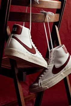 Mens Shoes Photography, Nike Shoe Photography, Aesthetic Shoes Men, Vintage Nike Aesthetic, Mens Shoes Aesthetic, Men’s Sneakers, Shoe Photography Ideas, Product Photography Shoes, Nike Vintage Shoes