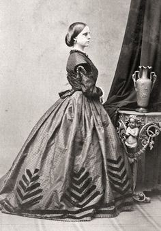 Photo of a woman, Side view, lovely chevron trim on skirt. . 1860s Dresses, 1860 Fashion, Victorian Clothing, Victorian Women, Historical Dresses, Photo Prints, Vintage Pictures, Historical Clothing, Vintage Photographs