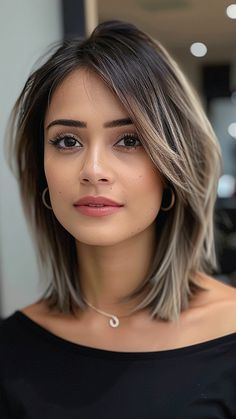 22 Creative Hairstyles for Women with Petite Foreheads Woman’s Hair Color, Short Hair For Small Face, Short Lob Haircut With Bangs, Short Hair With Side Part, Short Forehead Hairstyles, Hairstyle For Small Face, Hairstyles For Small Foreheads, Side Part Lob, Bangs And Short Hair