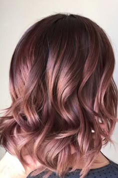 Boucle très simple qui on peut faire juste avec un lisseur ou un boucleur❤ Gold Ombre Hair, Rose Gold Hair Ombre, Rambut Brunette, Gold Hair Colors, Hair Color Rose Gold, Gorgeous Hair Color, Ombre Hair Color, Hair Inspiration Color, Fashion Hair