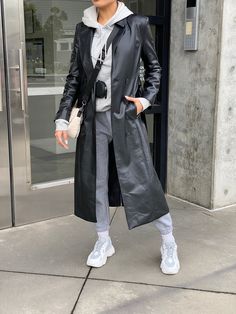 Jacket Leather Woman, Long Faux Leather Jacket Outfit, Outfits With Leather Trench Coats, How To Wear Black Trench Coat, Women’s Leather Trench Coat, How To Style Leather Coat, Long Black Leather Trench Coat Outfit, Trench En Cuir Outfit, Black Trenchcoat Aesthetic