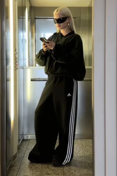 Japanese Style Inspiration, Baggy Black Outfit, All Black Outfit Aesthetic, Assasin Outfits Women, Winter Outfits Y2k, Adidas Dress, Estilo Indie, Berlin Fashion