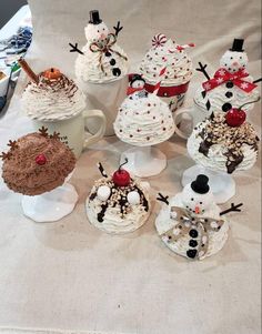 there are many cupcakes that have been made to look like snowmen