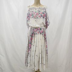 This stunning Zum Zum dress from the 1970s is a must-have for any vintage fashion lover! Made in the USA, this dress features a beautiful pattern and a flattering fit for sizes 9/10. It's perfect for any occasion, from a groovy 70s-themed party to a night out on the town. Don't miss your chance to own a piece of fashion history! Spring Garden Party Dress With Vintage Pattern, Retro Dresses With Vintage Pattern For Spring, Retro Vintage Pattern Dresses For Spring, 1950s Vintage Dress For Summer, Spring Retro Dresses With Vintage Pattern, 1950s Style Vintage Dress For Summer, 1950s Style Spring Dresses With Vintage Pattern, Spring 1950s Style Dresses With Vintage Pattern, Vintage Pattern Dress For Summer Garden Party