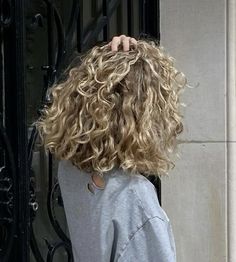 Hailey Bieber Curly Hair, Mid Length Wavy Blonde Hair, Curly Wavy Shag Haircut, Natural Texture Hair, Blond Wavy Bob, Natural Blonde Curls, Mid Curly Haircuts, 2c Haircuts Short, 2b Blonde Hair