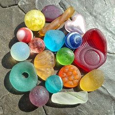 there are many different colored candies on the ground