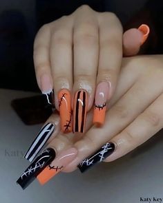 Katy Key - Premium Halloween Collection: 24-Piece Set of Striped Glossy Full Cover Press On False Nails Pumpkin Patch Design, Long Fake Nails, Occasion Nails, Nail Black, Nail Art Halloween, Holloween Nails, Halloween Acrylic Nails, Pedicure Manicure, Nagel Tips