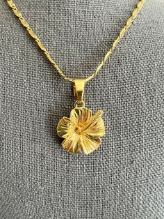 Hawaiian Plumeria, Delicate Pendant, Jewelry Accessories Ideas, Dope Jewelry, Jewelry Fashion Trends, Classy Jewelry, Charm Necklaces, Funky Jewelry, Jewelry Lookbook