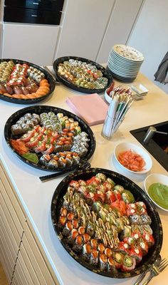 Birthday Sushi Platter, Sushi Birthday Dinner, Sushi Party Platter, Sushi Picnic Aesthetic, Food For Teen Party, Sushi Bar Party, Sushi Party Ideas, Sushi Party Decorations, Asian Party Food