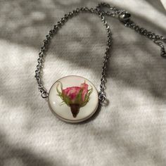 This pressed real rose bracelet was made with handpicked and dried red rose and epoxy resin. The rosebud is preserved in stainless steel silver oval frame with clear resin in a few steps. The resin protects the flower and at the same time it magnifies its beauty.  The sizes of the bracelet is 2.1 cm x 2.1 cm. The chain is adjustable. This pink rose jewelry can be: - A perfect flower gift for women, - a best birthday gift for your sister, daughter, wife; a romantic anniversary /valentine's day gi Rose Jewelry Flower, Real Flower Bracelet, Rose Gifts, Real Rose, Rose Bracelet, Jewelry Flower, Gifts For Your Sister, Rose Gift, Flower Gifts