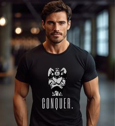 --- Frank Zane Conquer Bodybuilding T-Shirt --- This bodybuilding t-shirt, from our new gym collection, is designed to elevate your workout wardrobe to the next level. Crafted from 100% cotton, this shirt offers unmatched comfort and breathability. With both a retro and modern design, it is as stylish as it is functional.   The t-shirt runs true to size - if you pretend a more oversized look, go for one or two upper sizes. Please check the size chart available in the photos. ▶ 100% Cotton (airlu Sporty Workout T-shirt With Branding, Athleisure Graphic Print T-shirt For Training, Black Pre-shrunk Short Sleeve Activewear, Black Training T-shirt With Logo Print, Graphic Tee Short Sleeve Gym T-shirt, Graphic Print Cotton T-shirt For Training, Gym Graphic Tee With Logo Print, Graphic Tee With Logo Print For Gym, Black Letter Print T-shirt For Gym