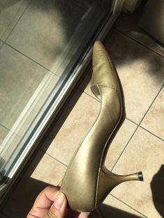 "Circa: 1950s 1960s Add some zing! into your wardrobe with a pair of Muted Gold patent leather heels. Unusual colour and still wearable in a modern fitting. Might be more of an 8 modern and nice width. A classic style of heel with a lovely point (not too extreme!) and an easy, walkable 3\" heel. Get those ooohs and aaaaahs going. DO YOU ACCEPT OFFERS? We do NOT accept offers or negotiate on pricing. We do offer layaways and have sales throughout the year. Shipping overages are always refunded. L Hawaii Vintage, San Bruno, Womens Pumps, Pumps Shoes, Patent Leather Heels, Heels Pumps, Pump Shoes, Vintage 1950s, Women's Pumps