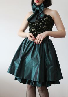 Vintage Max Mara Pianoforte green forest dress. Velvet bustier embroidered with gold floral design. Fluffy silk skirt with tulle underskirt. Silk band to tie at the waist or wherever you want. Long hidden side zip. Made in Italy. Excellent vintage conditions. Tag size 8 uk. Bust 85 cm; 33,5'' Waist 33 cm; 13'' (x2) Lenght 80 cm; 31,5'' Model's size 8 uk h 163 cm. Elegant Green Corset Dress For Evening, Elegant Green Corset Dress For Prom, Elegant Green Corset Dress For Prom Season, Fitted Green Corset Dress For Gala, Green Fitted Corset Dress For Gala, Elegant Green Corset Dress For Formal Occasions, Green Dresses With Boned Bodice For Prom Season, Green Dresses With Boned Bodice For Prom, Elegant Green Corset Dress With Boned Bodice