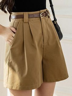 Casual Chic Fall, Short Women Fashion, Shorts Fashion, Fall Capsule Wardrobe, Women Shorts, Fashion Comfortable, Pleated Shorts, Loose Shorts, Green And Khaki