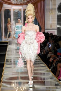 Pastel Couture, Moschino Runway, Moschino Fashion, News Outfit, 2020 Fashion Trends, 25 September, Fashion Photography Inspiration