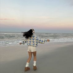 Colorful Winter Fashion, Winter Beach Outfit, Coastal Granddaughter Outfits, Beach Aesthetic Outfits, Platform Uggs, Winter Outfits Aesthetic, Winter Beach, Cold Weather Outfit