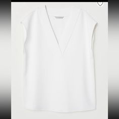 A Brand New With Tags Attached Blouse From H&M. In Perfect Condition, No Flaws. All Items Come From A Smoke Free Home. Satijnen Blouses, Bardot Blouse, Crisp White Blouse, H&m Blouse, Blouse White, Blouse Online, Women Shirts Blouse, V Neck Blouse, Work Blouse