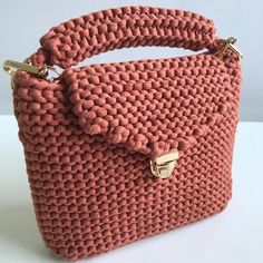 The gorgeous, caramel brown "Lübeck" handbag is the perfect addition to any fall/winter/spring/summer outfit. Make her your companion! You can be sure that you are the ONLY wearer of this accessory. The bag is made from a comfortable 100% cotton yarn and keeps its shape stable. The closure ensures that your belongings are kept safe. The elegant metal chain allows you to wear the bag over your shoulder or crossbody, the choice is yours! ✔️ A high-quality cotton yarn was used to produce the knitte Knit Bag, Handmade Handbag, Knitted Bag, Handbag For Women, Caramel Brown, Bag Crochet, Crochet Bags, Bag Handmade, Woven Bag