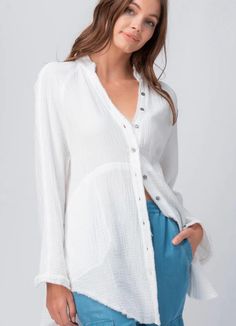 Waverly Button Up Tunic (9 Colors) – Gunny Sack and Co Summer Linen Shirt, Gunny Sack, Effortless Chic Style, Summer Linen, Effortless Chic, Linen Top, White Tank Top, Favorite Jeans, Linen Shirt