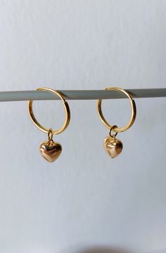 925 sterling silver gold plated hoop earrings, 14mm diameter, with an 18k gold plated heart. Length of the earring is 25 mm. The 18 carat gold filling is approx. 100 times thicker than with simple gold plating. The gold layer is mechanically bonded to the brass base material Goldfilled is resistant to abrasion under normal use. Small inclusions, color deviations and irregularities on the pearls or on the metals are part of the peculiarity of the materials. If you have special requests, want unusual pieces of jewelry, please feel free to contact me. More beautiful pieces of jewelry can be found here: https://www.etsy.com/de/shop/MerlesSchmuckArt Rose Gold Plated Huggie Earrings, Anniversary 14k Rose Gold Filled Hoop Earrings, Heart Charm Small Hoop Jewelry For Anniversary, Hoop Jewelry With Heart Charm For Anniversary, Small Hoop Jewelry With Heart Charm For Anniversary, Gold Plated Heart Shaped Pierced Earrings, Gold Heart Earrings In Minimalist Style, Dainty Tarnish-resistant Huggie Heart Earrings, Dainty Yellow Gold Plated Huggie Earrings