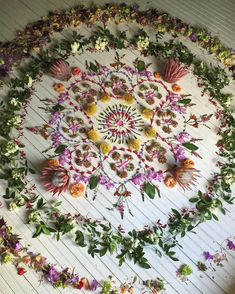 Nature Mandala, Magia Das Ervas, Sacred Circle, Deco Nature, Earth Art, Witch Aesthetic, Nature Crafts, Arte Floral, Flower Mandala