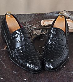 TucciPolo Digno-K Stylish Black Chequeboard Weave Calfskin Loafer Shoe - Stylish tobacco leather loafer featuring the typical chequeboard weave. The shoe is completed by the leather sole. Leather : Handpolished Calfskin Color: Black This is a made-to-order product. Each pair will be made upon receipt of order and shipped in approximately 15 days. Because our shoes are hand-painted and couture-level creations, each shoe will have a unique hue and polish, and exactly as photo. Note: For bigger siz Black Woven Leather Slip-on Loafers, Black Woven Leather Loafers With Round Toe, Designer Black Monk Strap Shoes With Leather Sole, Men's Loafers, Custom Made Shoes, Bespoke Shoes, Italian Leather Shoes, Dapper Style, Italian Men