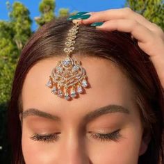 Gold & Crystal Hanging Head Chain With Pendant Forehead Bindi Tikka Stock Pic With Model Is A Similar Style Not Exact Please Refer To Pics Of Actual Product Brand New In Packaging Perfect Forehead, Chain Hair Accessories, Forehead Chain, Head Chain Jewelry, Jewelry Y2k, Tikka Jewelry, Accessories Bride, Chain With Pendant, Rhinestone Headpiece