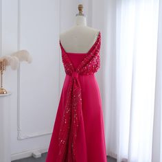 Entfesseln Sie Ihre innere Göttin mit dem eleganten schulterfreien fuchsiafarbenen arabischen Abendkleid von Dreamy Vow. Dieses atemberaubende Kleid hat ein schulterfreies Design und einen fließenden Umhang, perfekt für Hochzeiten und formelle Anlässe. Setzen Sie ein Statement und fühlen Sie sich elegant mit diesem traumhaften Kleid. Nude Evening Dresses, Arabic Evening Dress, Evening Dress With Cape, Yellow Evening Dresses, Grey Evening Dresses, Cape For Women, Champagne Evening Dress, Dress With Cape, Gold Evening Dresses