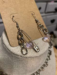 A safety pin earring with a heart charm and chain link! Trendy Single Safety Pin Earring, Trendy Safety Pin Single Earring, Trendy Safety Pin Earrings For Pierced Ears, Dopamine Jewelry, Acubi Core, Safety Pin Heart, Punk Jewelry Diy, Safety Pin Charms, Alt Earrings