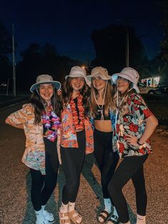 School Beach Day Outfit Ideas, West Coast Outfits Spirit Week, Hawaiian Tourist Outfit, Luau Costume Ideas, Camping Party Outfit, Cute Hawian Themed Outfits, Beach Themed Spirit Week