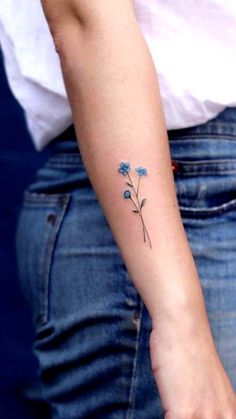 Tatuagens delicadas femininas Alzheimer’s Tattoo Ideas, Petit Tattoo, Watercolor Tattoos, Shoulder Tattoos, Cute Tiny Tattoos, Music Tattoos, Discreet Tattoos