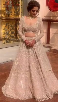 White Gown Indian Wedding Dresses, Roka Dresses For Bride, Latest Sangeet Outfits For Bride, Engagement Lengha For Bride, Indian Engagement Outfit For Bride, Wedding Reception Dress For Bride Indian, Reception Lehenga Bridal Indian, Lengha Jewellery, Engement Dress Indian