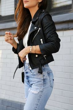 Style With Leather Jacket Women, Business Leather Jacket Outfit, Leather Jacket Outfit Ideas For Women, Casual Black Leather Jacket Outfit, Leather Jacket Rock Style, Feminine Leather Jacket, Leather Jacket Outfit Night Out, Biker Chic Outfits, Leather Jacket Style Women