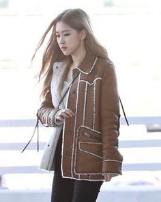 Blackpink Rose Inspired Brown Leather Jacket with Faux Fur Lining The Queen of vocals Blackpink Rose is often seen wearing comfortable and chic high-street fashion outfits. Introducing our Rose inspired brown shearling leather jacket for all our Kpop fans seeking to recreate outfits with a mix of edgy and feminine energy, just like that of Rose. Made from real leather, this jacket is tailored by our skilled craftsmen to ensure high-quality seamless stitching. Our brown shearling leather jacket i Casual Sheepskin Leather Jacket For Winter, Chic Brown Shearling Outerwear, Chic Long-sleeve Sheepskin Leather Jacket, Chic Shearling Leather Jacket With Long Sleeves, Casual Sheepskin Long Sleeve Outerwear, Casual Sheepskin Outerwear With Long Sleeves, Casual Long Sleeve Sheepskin Outerwear, Chic Shearling Leather Jacket For Winter, Trendy Beige Leather Jacket For Winter