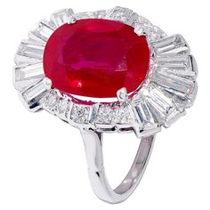 4.50 Carat Red Ruby and Baguette Diamond Ring | See more rare vintage Engagement Rings at https://www.1stdibs.com/jewelry/rings/engagement-rings Retro Wedding Rings, Vintage Cluster Ring, Baguette Diamond Ring, Contemporary Engagement Rings, Baguette Diamond Rings, Baguette Ring, Gold Beauty, Platinum Diamond Rings, Vintage Style Rings