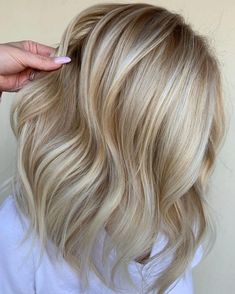 Pale Blonde Hair, Copper Blonde Hair Color, Buttery Blonde, Blonde Balayage Highlights, Blonde Tips, White Blonde Hair, Ash Blonde Balayage, Blond Balayage