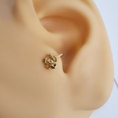 This is a single ear cuff. made by hand craft,Blending solid wire Then  soldering every part together after that I polished,plated with 14k gold. Every product  is all hand made jewelry.Some of our design may have one of a kind. But reasonable price. Size :  4*4 mm Material: Solid Sterling Silver 92.5 wire plated with 14 k gold in high quality. You can slice onto your ear and squeeze gently to your size,Simple clip earring around to your ear lobe with cute&Simple ear clip Tragus Cuff, Tragus Ear Cuff, Ear Cuffs No Piercing, Ear Cuff Silver, Solid Wire, Piercing Fake, Tragus Jewelry, Clip Earring, Wrap Earrings