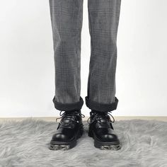 Diese Stiefel im Grunge-Stil sind aus Kunstleder gefertigt und haben eine robuste Gummisohle, ergänzt durch silberne Accessoire-Details auf der Plateausohle. Sie sind eine stilvolle Wahl für alle, die ihrer Streetwear einen coolen und lässigen Touch verleihen möchten. Grunge-Ästhetik Kunstleder Gummi-Außensohle Silbern Alternative Style Lace-up Boots With Lug Sole For Streetwear, Grunge Martin Boots With Chunky Platform And Round Toe, Trendy Ankle-high Boots For Streetwear, Trendy Lace-up Martin Boots For Streetwear, Alternative Style Platform Boots With Round Toe, Alternative Style Round Toe Platform Boots, Casual Black Platform Boots For Alternative Fashion, Trendy High-top Martin Boots For Streetwear, Trendy Martin High-top Boots For Streetwear