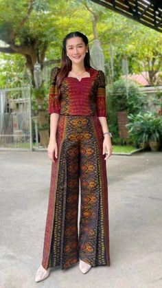 Coti Design For Women, Indian Fusion Outfits, Batik Gown, Saree Upcycle, Batik Fashion Modern, Outfit Kebaya, Jumpsuit Styles, Model Batik, Batik Clothing