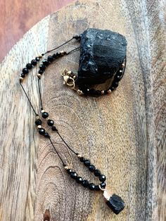 Naszyjnik z kamieni naturalnych, czarny turmalin, najsilniejszy kamień ochronny, broni przed złą energią. Naszyjnik unikatowy, wykonany ręcznie Elegant Black Beaded Necklaces With Stones, Black Crystal Necklaces With Round Gemstone Beads, Black Necklaces With Round Natural Stones, Black Crystal Necklaces With Round Natural Stones, Black Onyx Crystal Necklace With Black Beads, Spiritual Black Gemstone Crystal Necklace, Black Gemstone Crystal Necklace For Spiritual Use, Adjustable Black Beaded Crystal Necklace, Spiritual Black Crystal Necklace With Gemstone