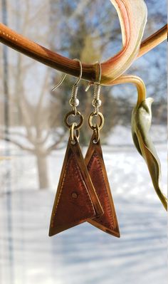 Hermosos aretes hechos de cobre y bronce, con estilo unico y muy peculiares. Brown Artisan Metal Earrings, Artisan Brown Metal Earrings, Vintage Bronze Earrings For Festival, Handmade Artistic Copper Earrings, Artistic Handmade Copper Earrings, Bronze Earthy Dangle Earrings, Nickel-free Antique Gold Copper Earrings, Soldered Copper Earrings As A Gift, Antique Gold Nickel-free Copper Earrings