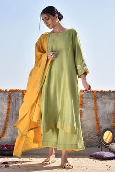 Shop for Kanika Sharma Green Chanderi Kurta Set for Women Online at Aza Fashions Buy Wedding Dress Online, Teal Pants, Chanderi Kurta, Kurta Patterns, Tunics Online, Kurta Set For Women, Desi Fashion Casual, Indian Dresses Traditional, Floral Pajamas