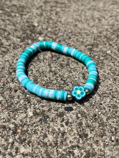 This is a preppy teal flower bracelet made with clay beads. Teal Bracelet Ideas, Bracelet Preppy, Heishi Jewelry, Clay Bracelets, Flower Clay, Beaded Braclets, Preppy Bracelets, Clay Bead Bracelet, Bracelet Inspo