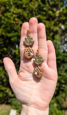 Acorn & Leaf Earrings  Handmade polymer clay earrings Acorn and leaf earrings  Very lightweight Gold plated stud findings (hypoallergenic) *Do not wear in the shower or bath & do not spray with perfume or hair spray as this will discolour the clay and findings* Clay Business, Acorn Earrings, Acorn Leaf, Autumn Earrings, Earrings Fall, Making Stuff, Clay Animals, Fall Earrings, Earrings Polymer Clay