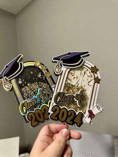 someone holding up some graduation stickers in their hand with the words class of 2020 on them