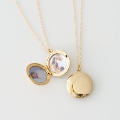 "Our Circle Locket Necklace, with or without photos, comes in 14k gold fill or sterling silver. If you select the photo option we will put your photos in for you. Please message us your photos after you place your order. A perfect gift for your wife, girlfriend, best friend or simply to treat yourself! * Please note there is a 2-3 week production time for lockets HOW - TO - ORDER 1. Select your options from the drop down menu 2. Chain length options are 16\", 18\", 20\" & 22\". For additional ch