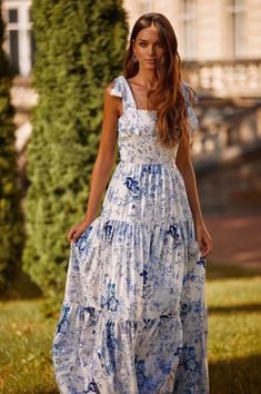 Красивые летние платья Alamour The Label Resort 2021 White Printed Dress, Alamour The Label, Natural Vibes, Dress Display, Blue And White Dress, Straight Neckline, White Maxi, One Word, Printed Dress