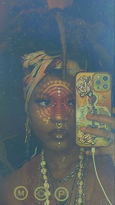 Fairycore Makeup Black Women, Men With Short Locs, Erykah Badu Makeup, Spiritual Makeup Looks, Earthy Eye Makeup, Earthy Girl Makeup, Spiritualism Aesthetic, Spiritual Makeup Aesthetic, Earth Makeup Looks