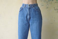 Faded Vintage chic jeans W25 W26 High waist pants Blue denim jeans,Blue jeans,retro,hipster pants,jeans classic,jeans,chic made in usa I want you to experience the beauty, style and comfort of my goods. Vintage chic jeans condition : vintage but Good color : Blue jeans Fabric Denim Label : 100% cotton Mede in usa Please refer to the pictures for more details. / I check measurements centimeters or inches 1. Waist: 25-26 inch // 63.5 or 66 cm 2. Hips: 39 or 40 inch // 99 or 101.5 cm 3. Rise: 12 in Faded High Waist Flare Jeans, Retro Faded Straight Leg Jeans, 90s Style Mid-rise Faded Jeans, Vintage Faded Pants, Retro Mid-rise Faded Jeans, High Waist Faded Jeans, Vintage High-rise Jeans With Five Pockets, Retro Cropped Leg Denim Jeans, Vintage Wide Leg Denim Blue Cropped Jeans